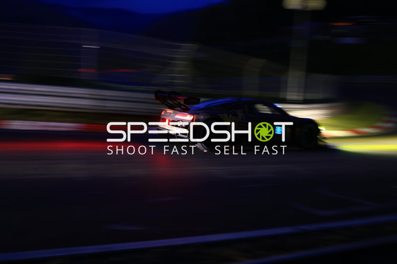 Schwarzer GT3-Rennwagen in der Nacht auf dem Nürburgring