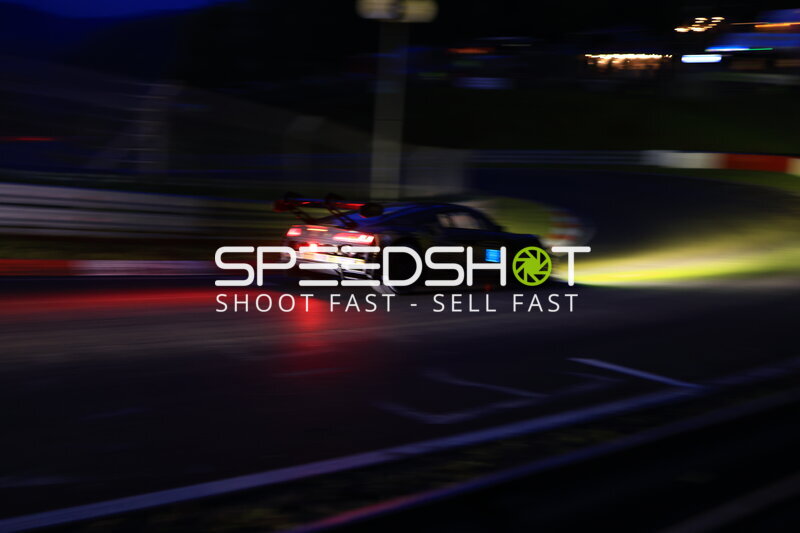 GT3-Rennfahrzeug bei Nacht auf dem Nürburgring
