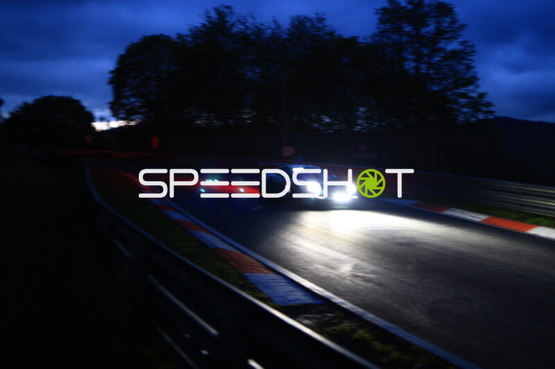 Nachtaufnahme: Rennfahrzeuge mit Scheinwerfern auf der Nordschleife