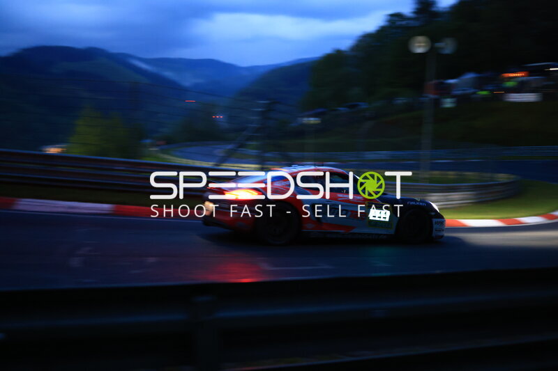 Porsche 718 Cayman GT4 #444 in der Abenddämmerung auf der Nordschleife