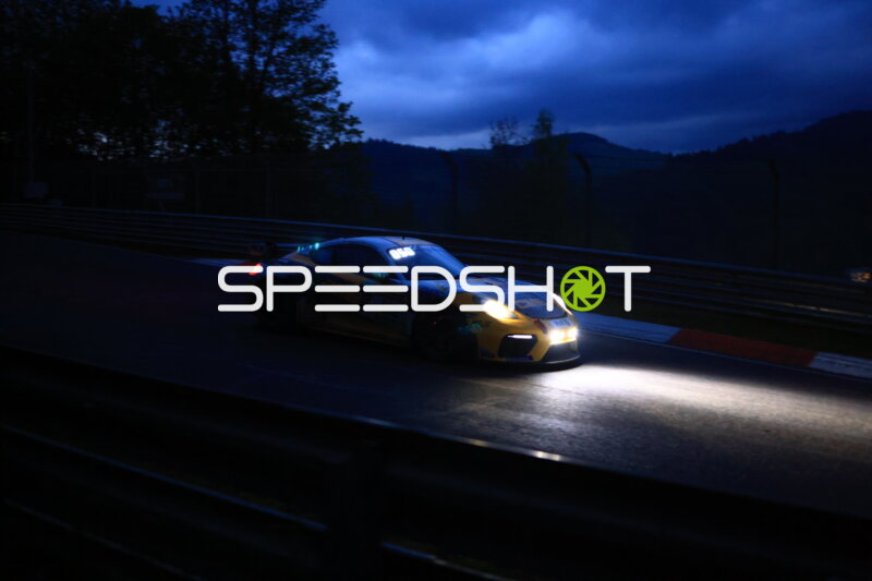 Porsche GT4 #91 von Reiter Engineering in der Nordschleife-Nacht