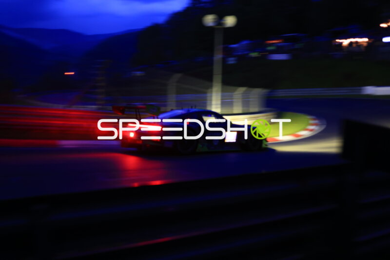 Porsche 911 GT3 R #91 von Reiter Engineering bei Nachtfahrt am Nürburgring