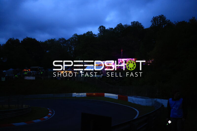 Nürburgring Nordschleife bei Nacht mit beleuchteter Fanzone