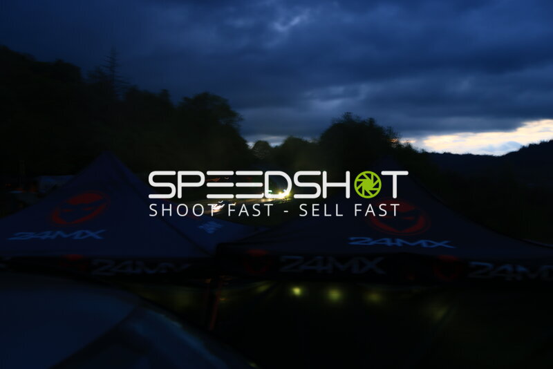 Nachtaufnahme auf der Nordschleife mit Fahrzeuglichtern in der Dämmerung