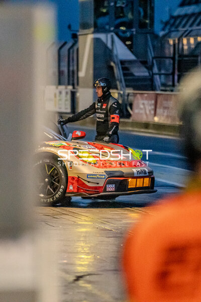 Porsche 911 GT3 #91 von Reiter Engineering in der Boxengasse bei Nacht