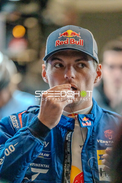Max Verstappen im Fahrerlager beim 24h Nürburgring 2026