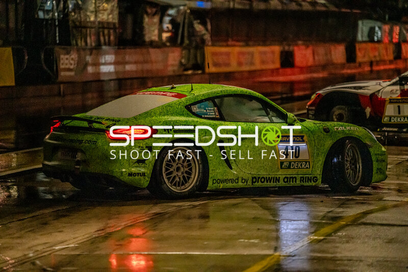 Porsche Cayman #410 von rent2Drive-MEHRTEC-racing in der Boxengasse bei Nacht