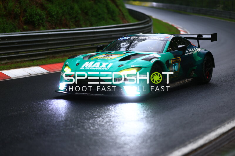 Aston Martin Vantage GT3 #37 von PROsport Racing auf nasser Nordschleife