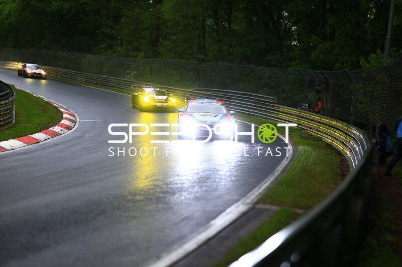 Hyundai #302 und weitere GT-Fahrzeuge bei Regen auf der Nordschleife