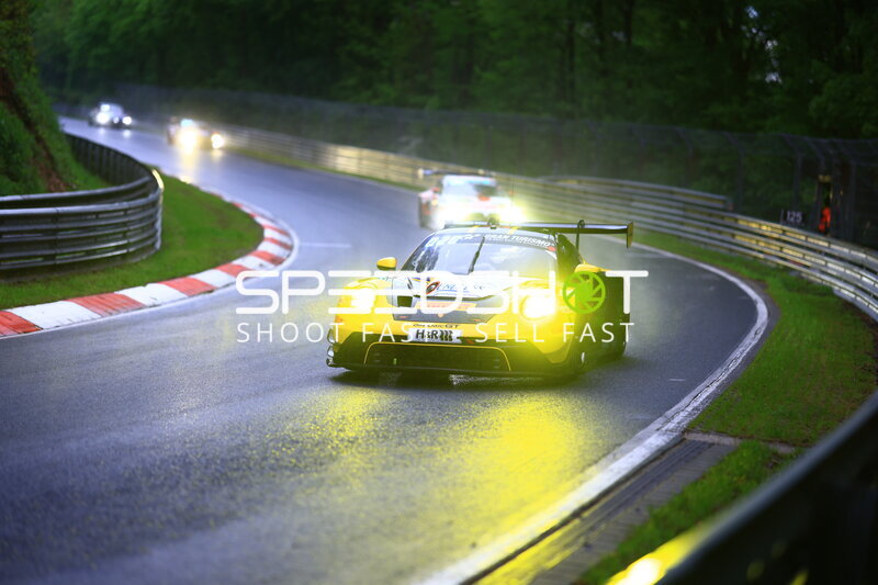 Gelber Porsche 911 GT3 von Dinamic GT im Regen auf der Nordschleife