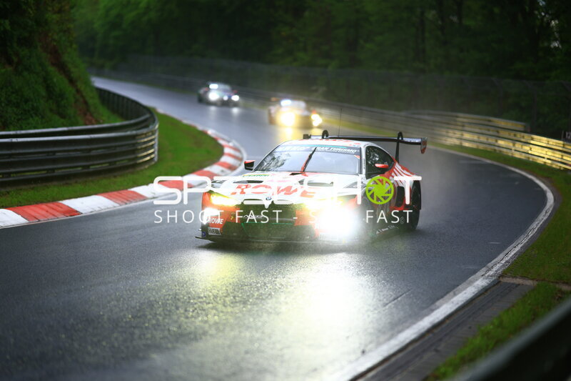 ROWE RACING BMW M4 GT3 bei regnerischen Bedingungen auf der Nordschleife