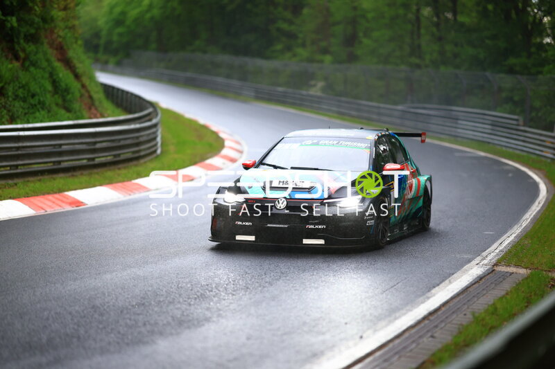 VW Golf GTI auf regennasser Nordschleife beim 24h Nürburgring