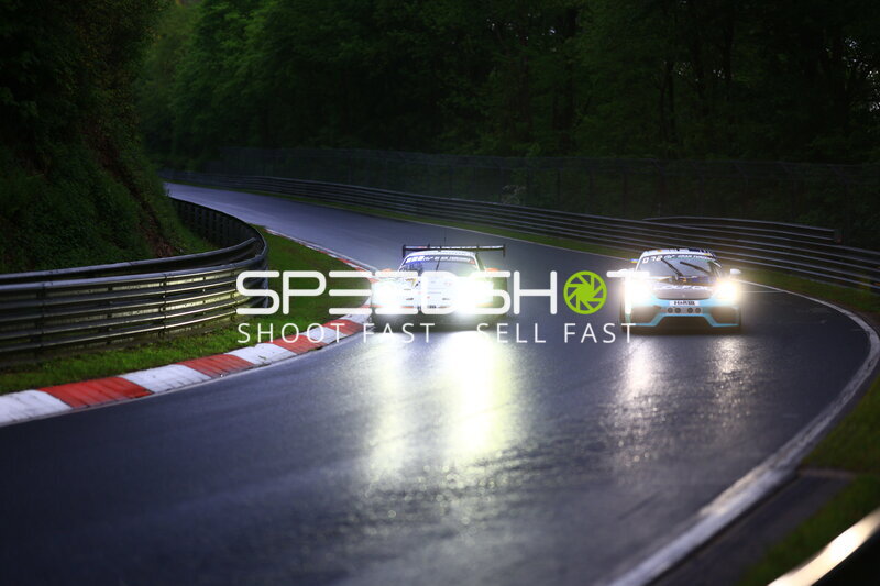 Zwei GT-Fahrzeuge bei Dämmerung auf nasser Nordschleife