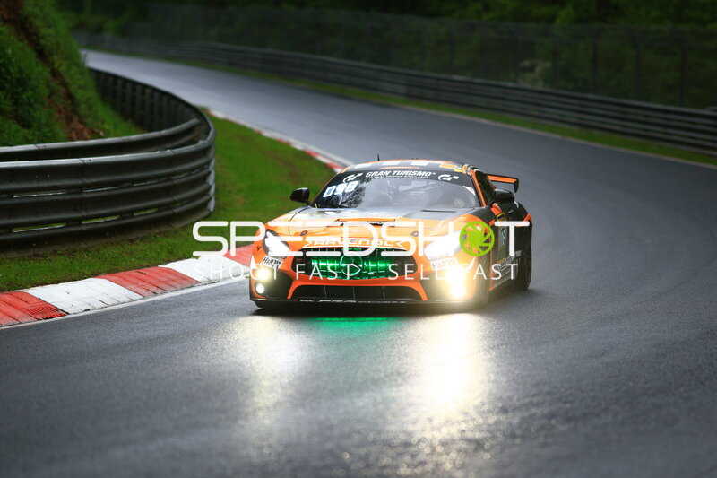Mercedes-AMG GT3 #91 von Reiter Engineering auf der Nordschleife im Regen