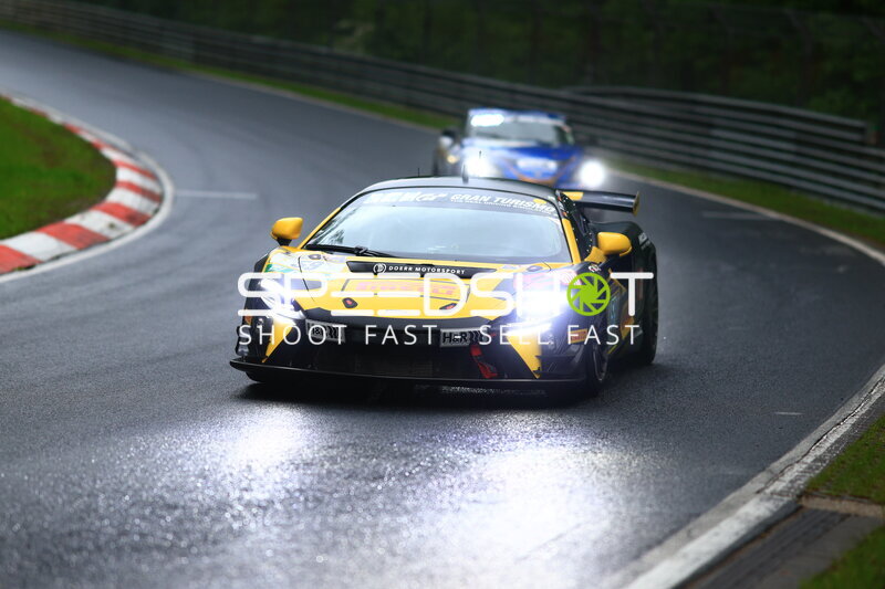 McLaren GT3 von Doerr Motorsport im Regen auf der Nordschleife