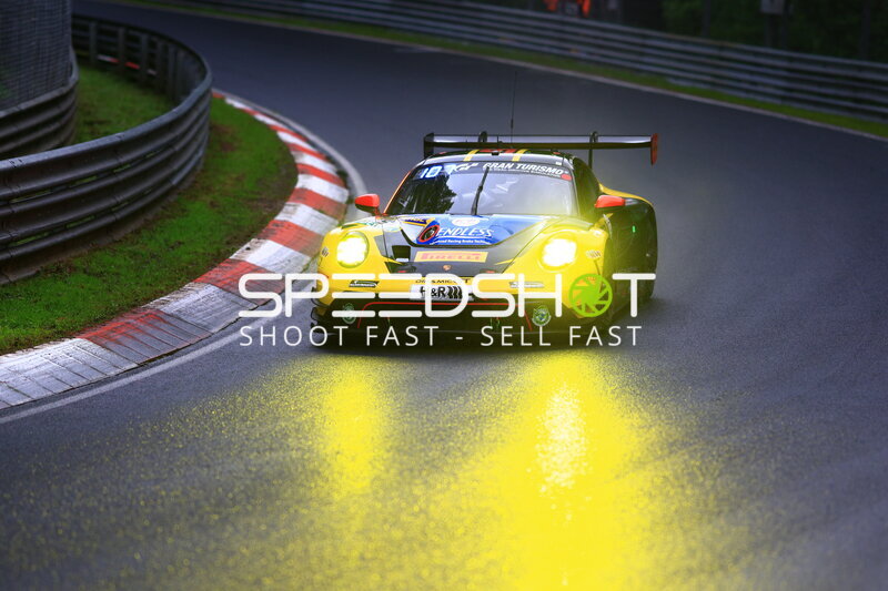 Dinamic GT Porsche 911 GT3 R #10 im Regen auf der Nordschleife