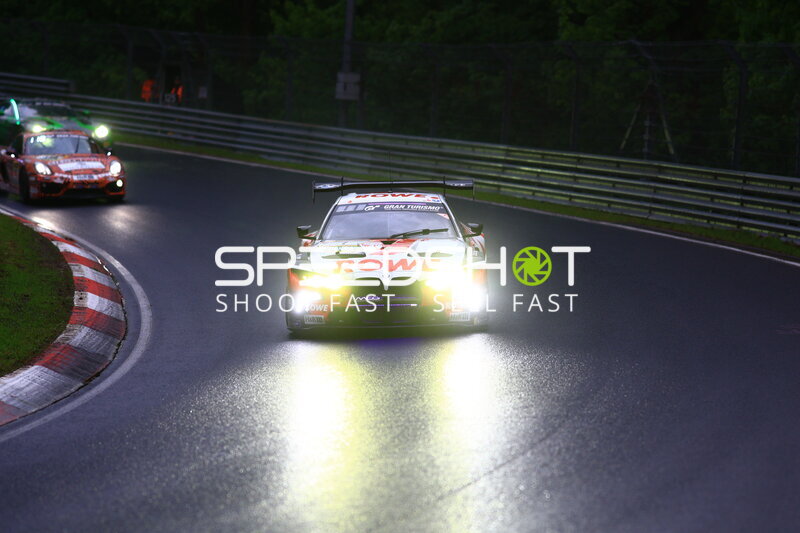 ROWE RACING BMW M4 GT3 bei Dämmerung auf der Nordschleife