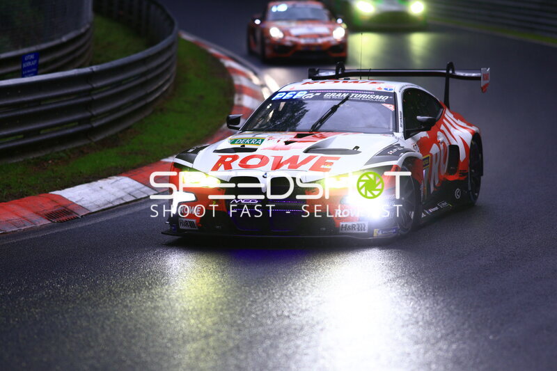ROWE RACING BMW M4 GT3 #99 bei Nacht auf der Nordschleife