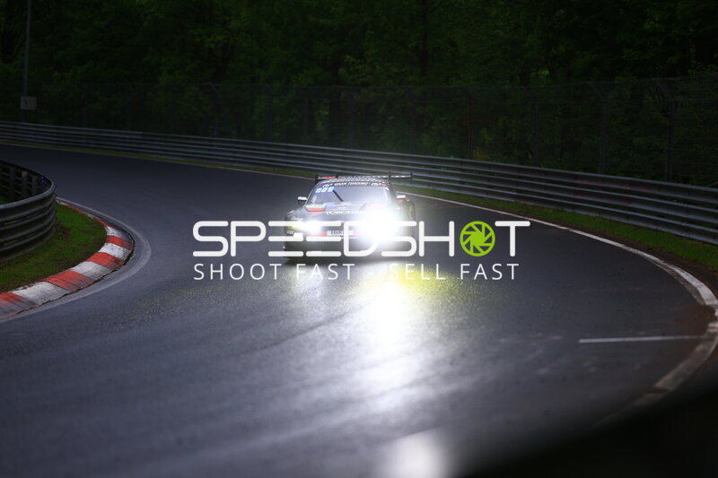 Porsche 911 GT3 #91 von Reiter Engineering in der Dämmerung auf der Nordschleife