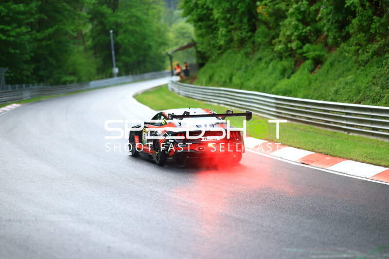 Ford Mustang GT3 #65 von HRT Ford Racing auf der Nordschleife im Regen