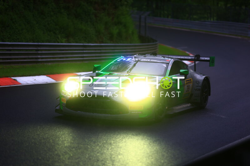 Aston Martin GT3 #29 von Walkenhorst Motorsport in der Dämmerung auf der Nordschleife