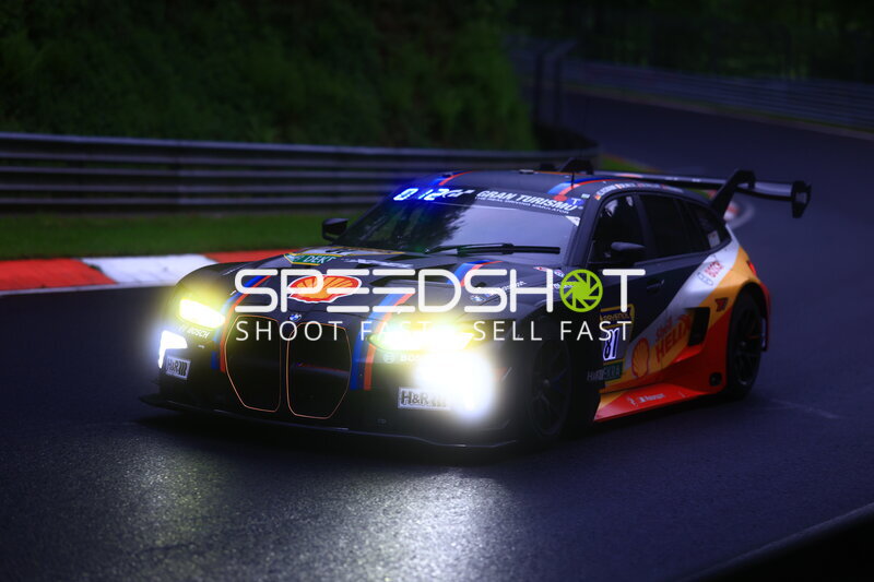 BMW M4 GT3 #81 von BMW M Motorsport bei Dämmerung auf der Nordschleife