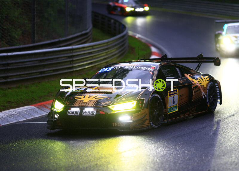 Audi R8 GT3 #8 von JUTA Racing in der Abenddämmerung auf der Nordschleife