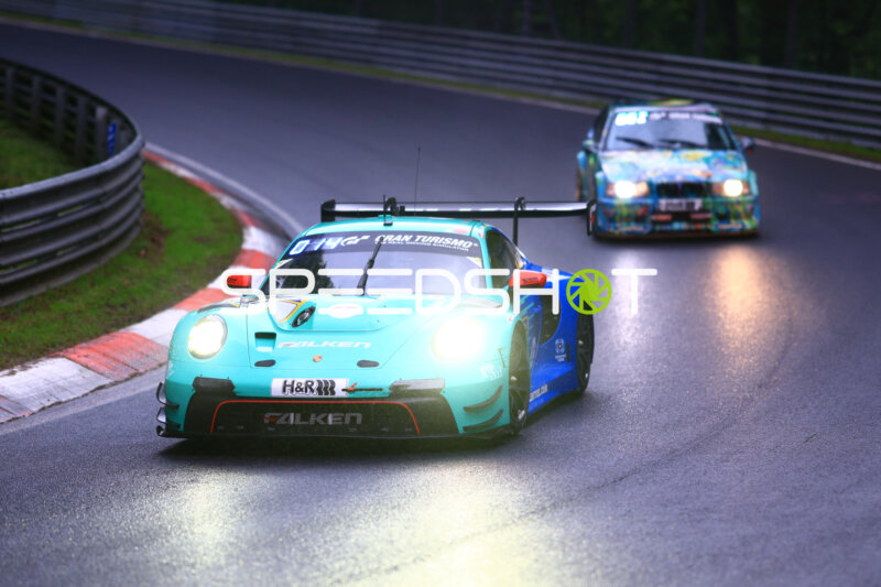 Falken Motorsports Porsche 911 GT3 R #44 im Regen auf der Nordschleife