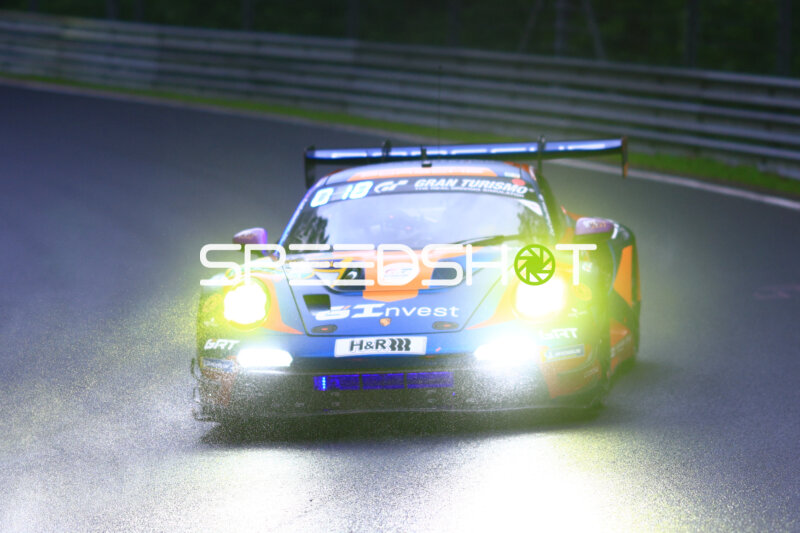 Porsche 911 GT3 R #91 von Reiter Engineering im Regen auf der Nordschleife
