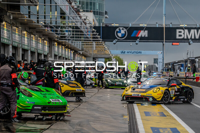 Dinamic GT Porsche #55 beim Boxenstopp in der Boxengasse am Nürburgring
