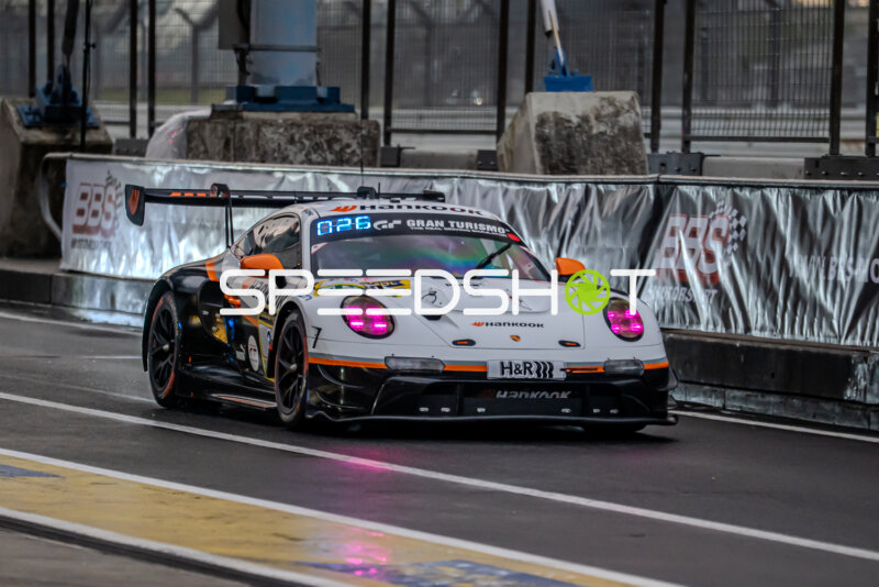Porsche 911 GT3 R #26 von PROsport Racing in der Boxengasse