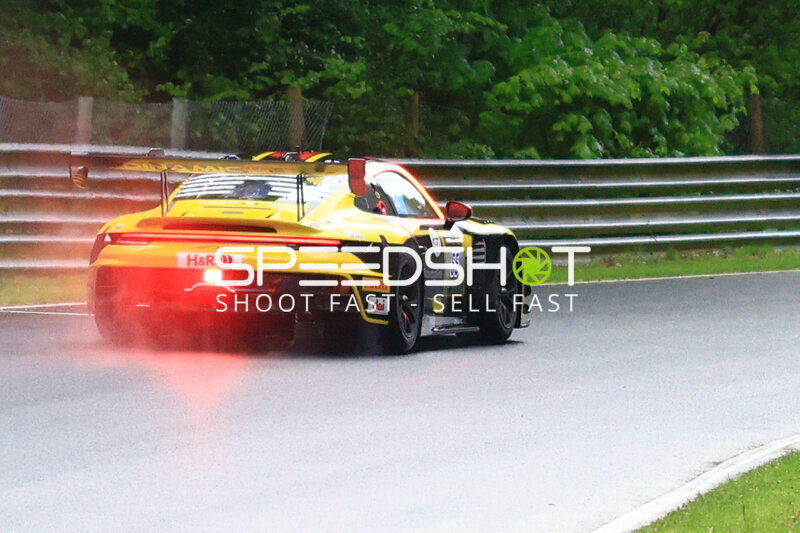 Porsche 911 GT3 #55 von Dinamic GT im Regen auf der Nordschleife