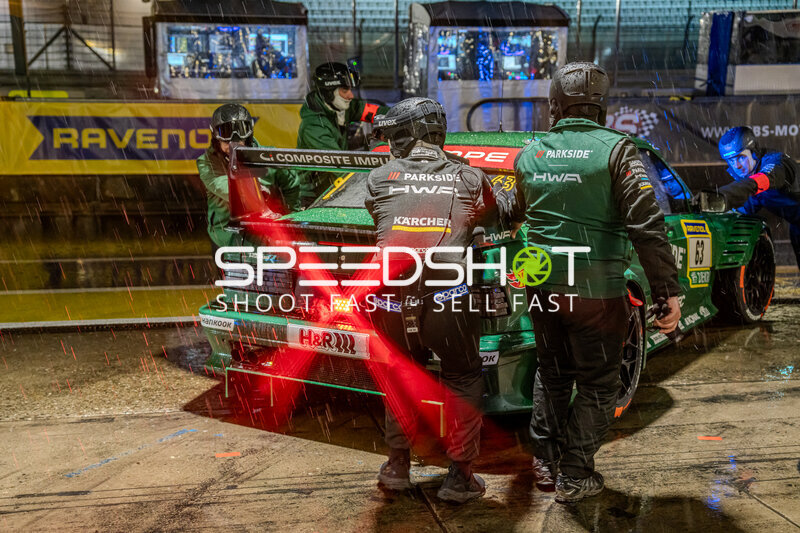 HWA Engineering Speed #63 Boxenstopp im Regen am Nürburgring