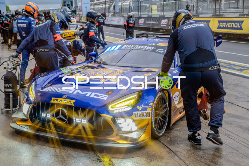 Mercedes-AMG GT3 #80 von Team RAVENOL beim Boxenstopp am Nürburgring