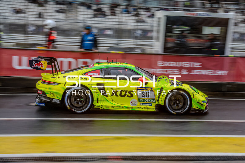 Manthey Porsche 911 GT3 R #911 in der Boxengasse am Nürburgring