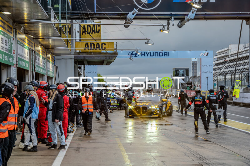 BMW M4 GT3 #77 von Schubert Motorsport in der Boxengasse