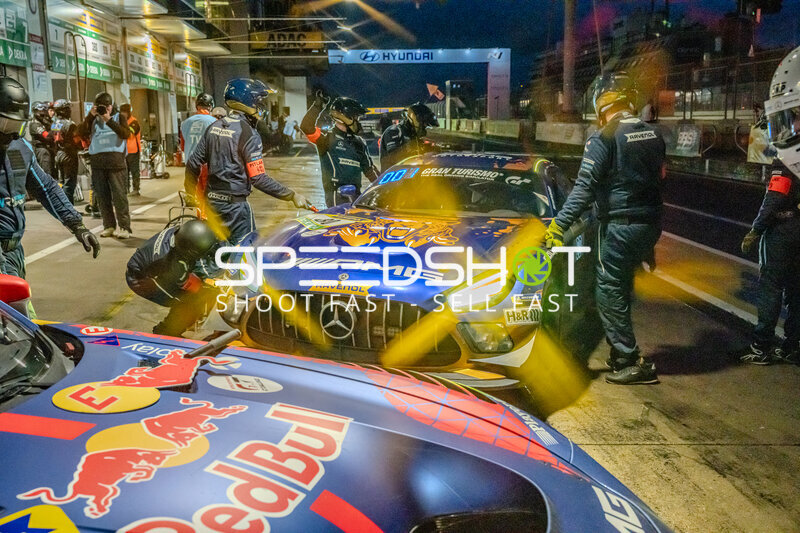 Mercedes-AMG GT3 #80 von Mercedes-AMG Team RAVENOL beim Nachtboxenstopp