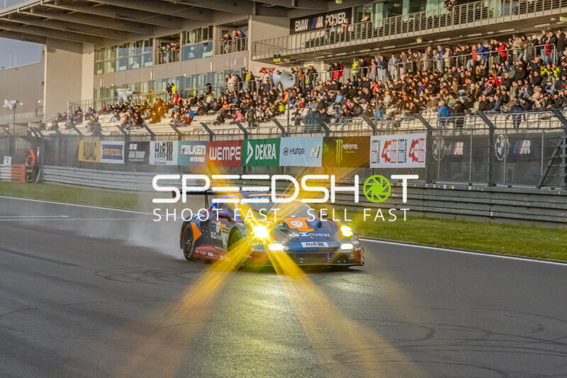 Porsche 911 GT3 R #18 von Lionspeed GP vor voller Tribüne am Nürburgring