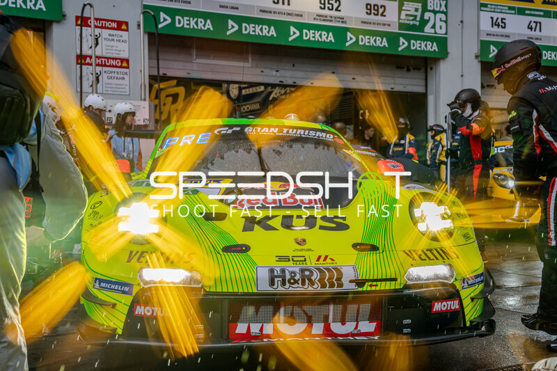 Manthey Porsche 911 GT3 R #911 im Boxenstopp beim 24h Nürburgring