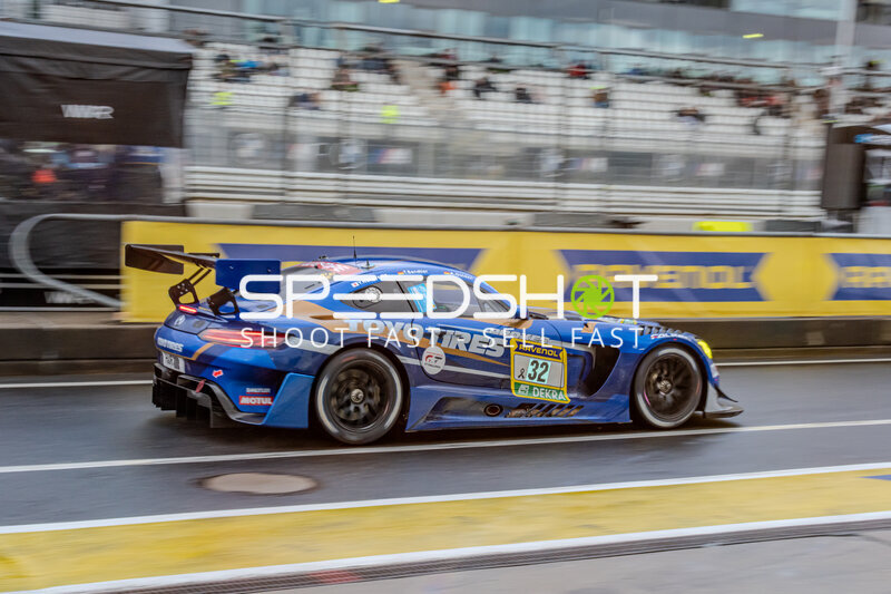 Mercedes-AMG GT3 #32 von Toyo Tires with Ring Racing in der Boxengasse