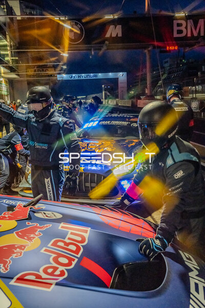 Nächtlicher Boxenstopp: Mercedes-AMG GT3 von Red Bull Team ABT