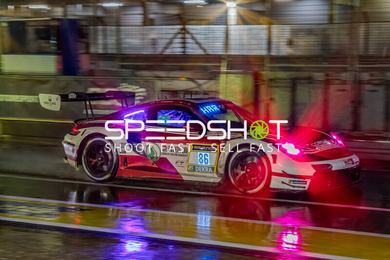 Porsche 911 GT3 #86 von High Class Racing in der Boxengasse bei Nacht