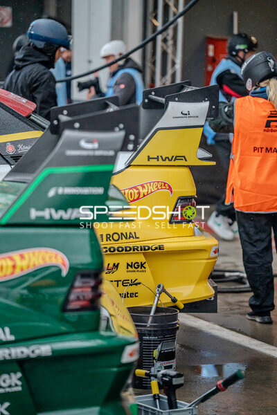HWA Engineering Speed Fahrzeuge in der Boxengasse am Nürburgring