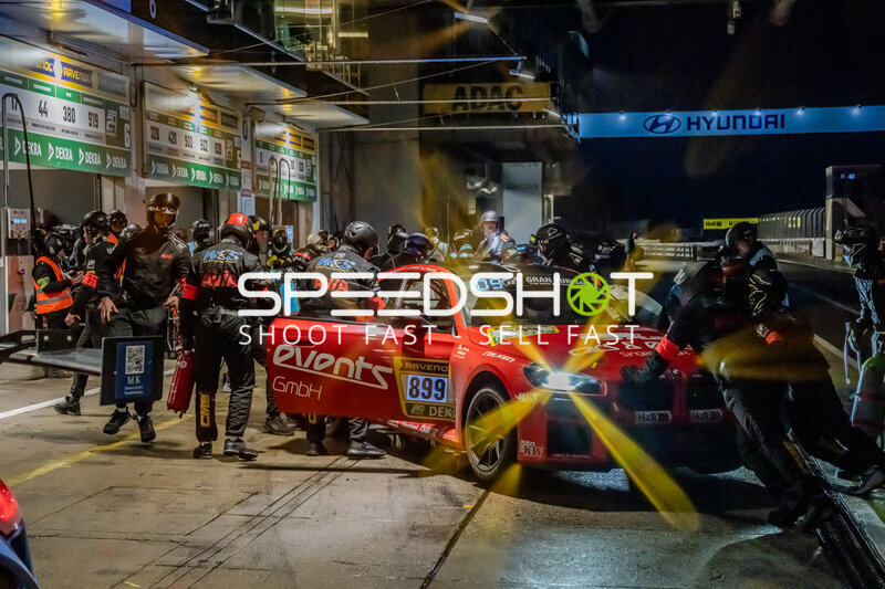 Boxenstopp #899 W&S Motorsport bei Nacht am Nürburgring