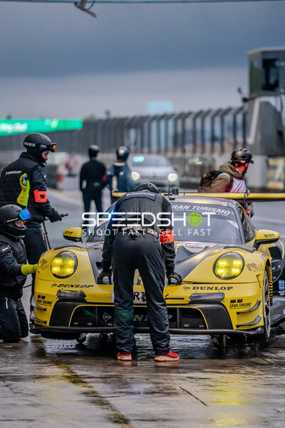 Porsche 911 GT3 R von Manthey beim Boxenstopp im Regen