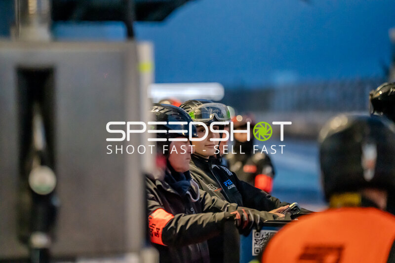 Boxencrew-Mitglieder in der Boxengasse beim 24h Nürburgring