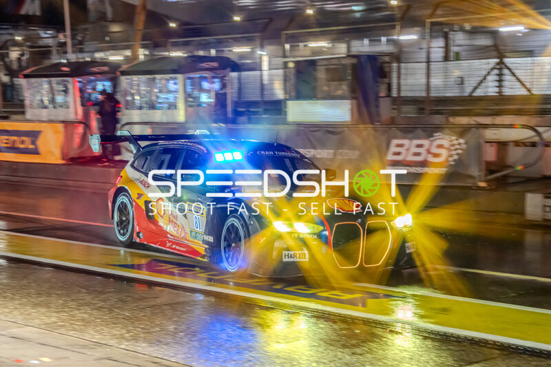 BMW M4 GT3 #81 von Schubert Motorsport in der Boxengasse bei Nacht