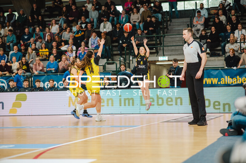 Spielerin mit Nummer 6 wirft in der Sömmeringhalle