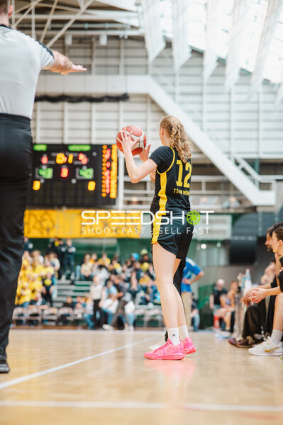 Spielerin mit Ball in Aktion