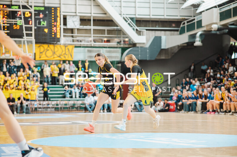 Zweikampf um den Ball in der Sömmeringhalle